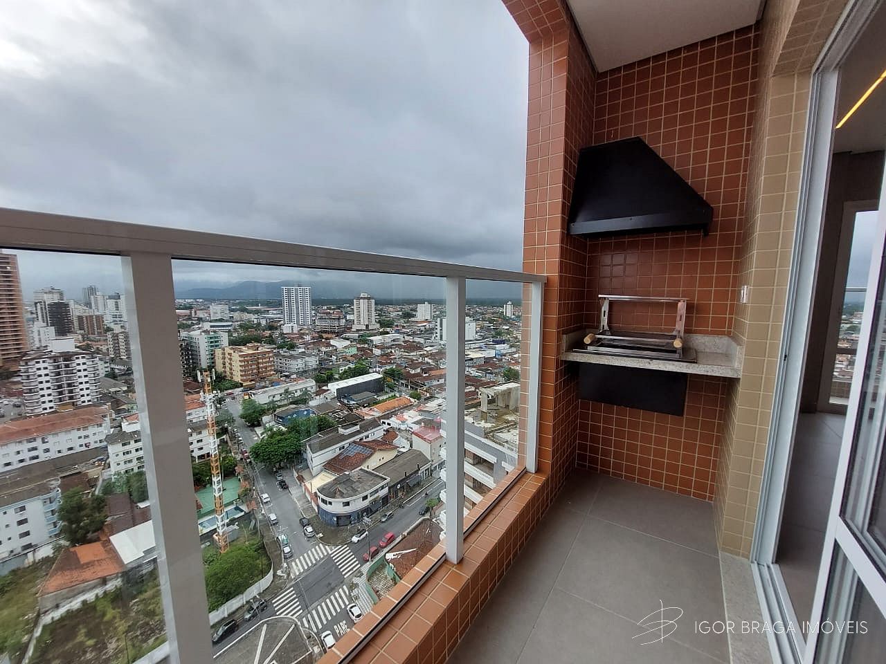 BELÍSSIMO APARTAMENTO, À 750m DO MAR E LAZER COMPLETO