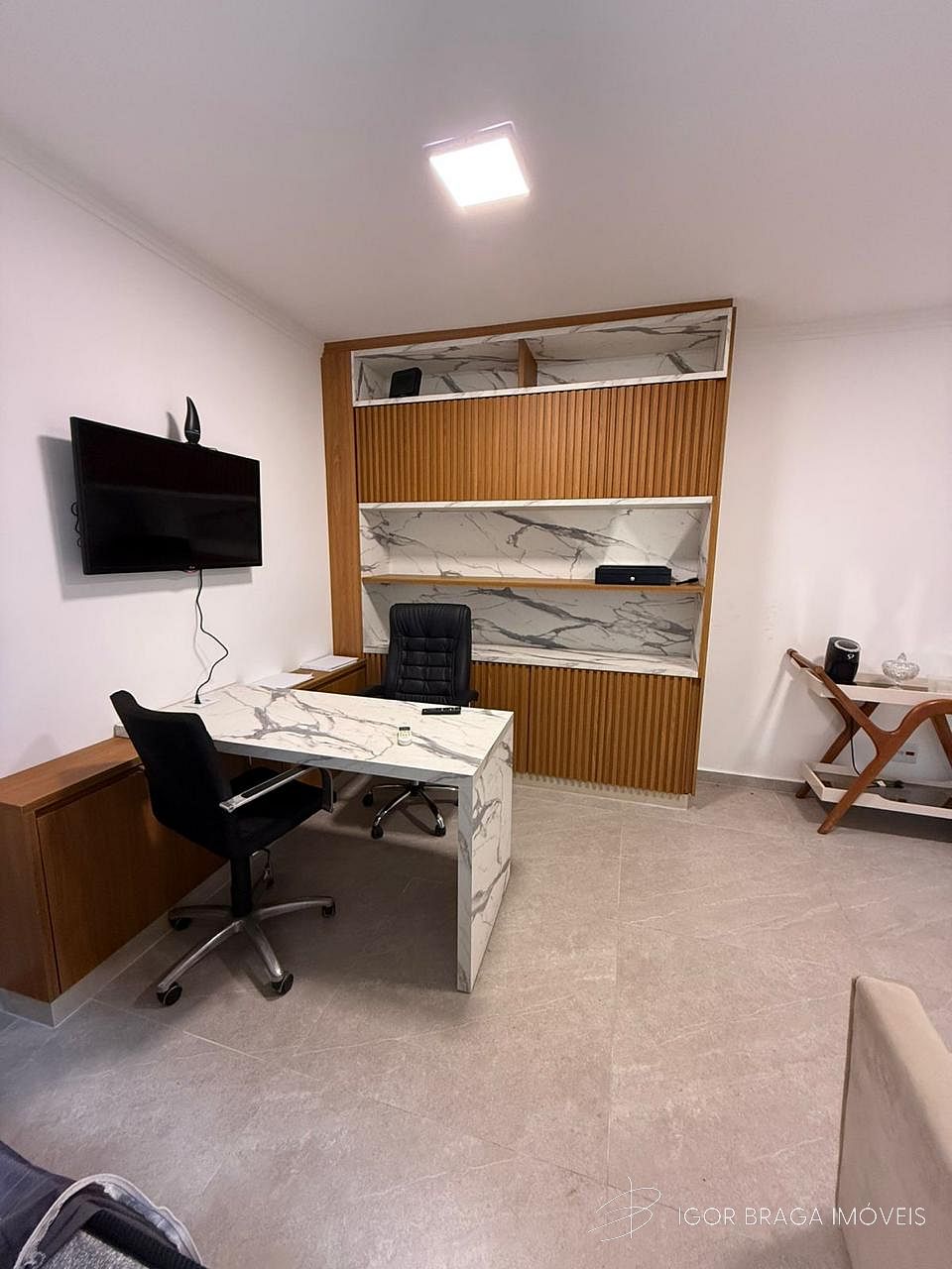 LOJA COMERCIAL, BEM LOCALIZADA, AMPLA E Á 950M DO MAR