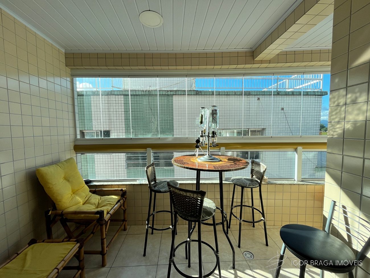 BELÍSSIMO APARTAMENTO, À 500M DO MAR