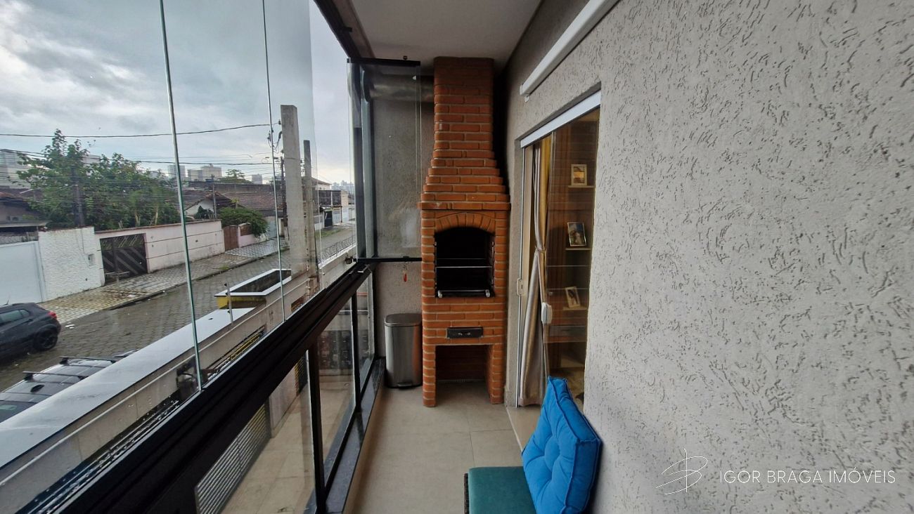 BELÍSSIMA CASA DE CONDOMÍNIO, AMPLO E À 950M DO MAR