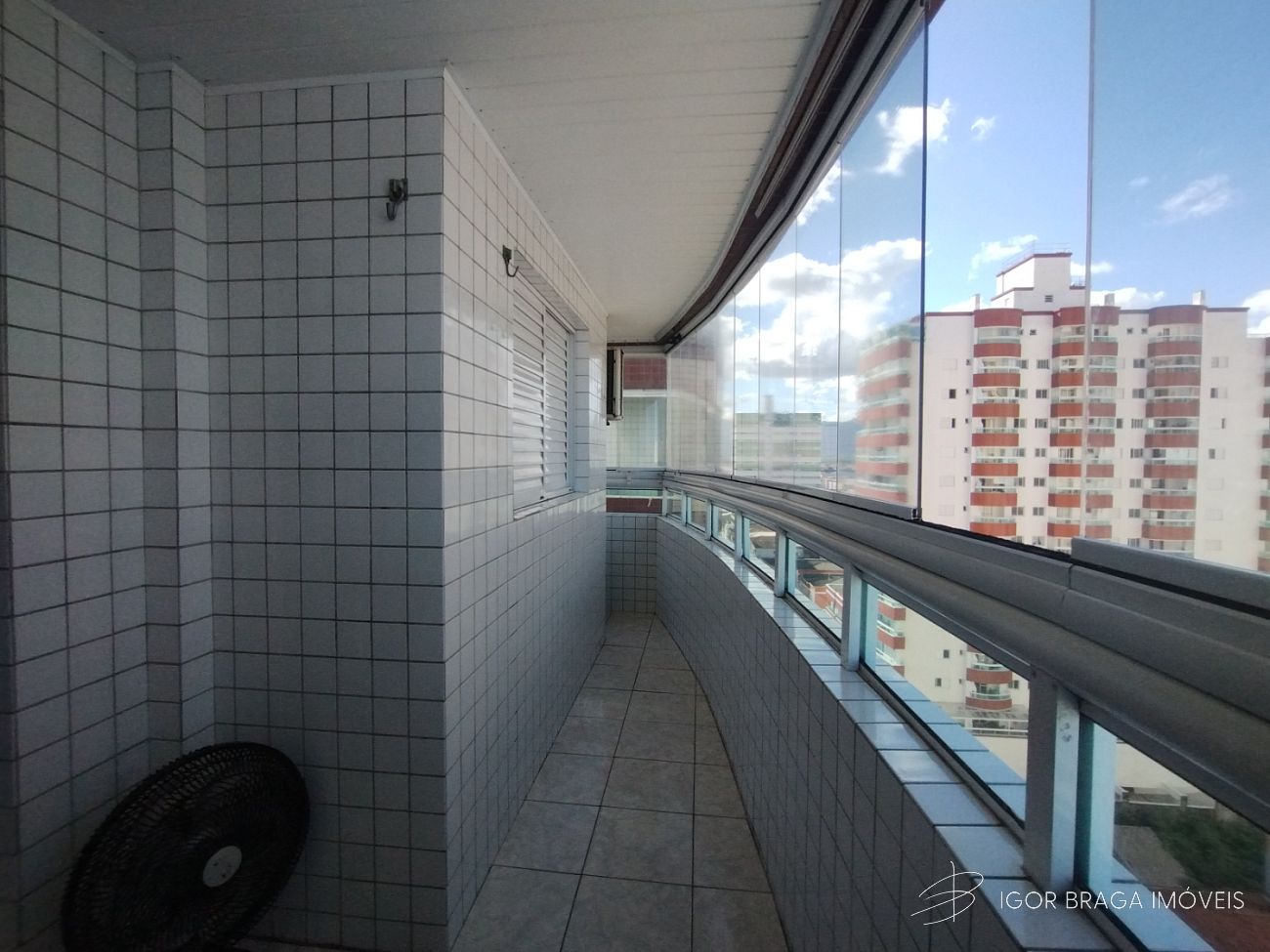 EXCELENTE APARTAMENTO A 50M DO MAR, COM AREA DE LAZER COMPLETA