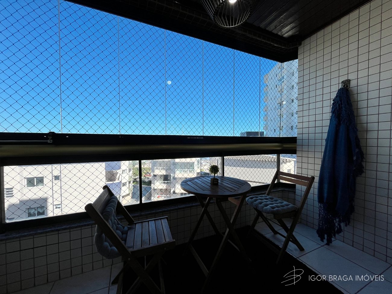 EXCELENTE APARTAMENTO A 50M DO MAR, COM AREA DE LAZER COMPLETA