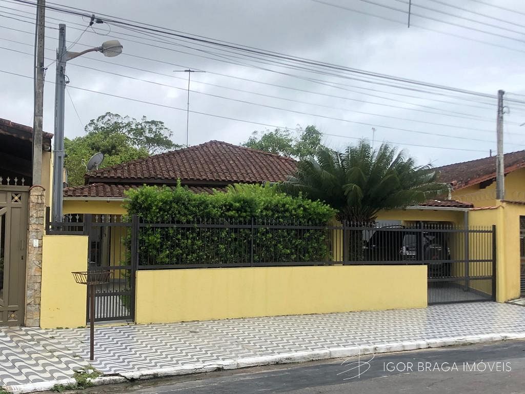 EXCELENTE CASA, AMPLA E COM ÁREA DE LAZER
