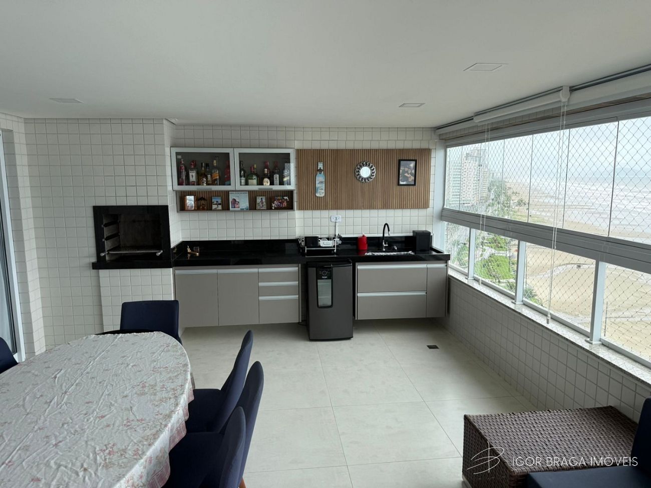 EXCELENTE APARTAMENTO, FRENTE MAR E LAZER COMPLETO