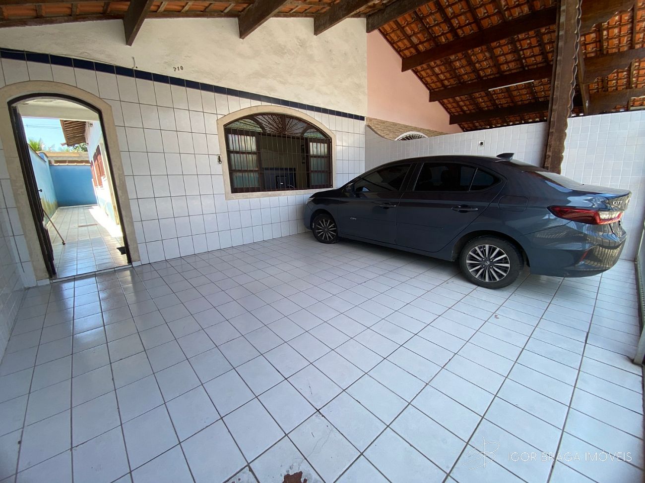 EXCELENTE CASA, AMPLA E COM ÁREA DE LAZER