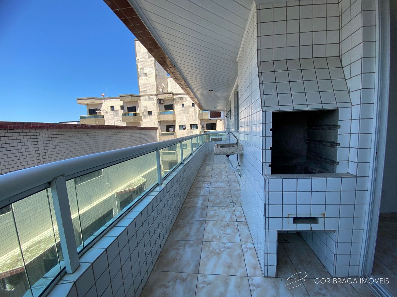 EXCELENTE APARTAMENTO, Á 100M DO MAR, FINO ACABAMENTO E LAZER COMPLETO