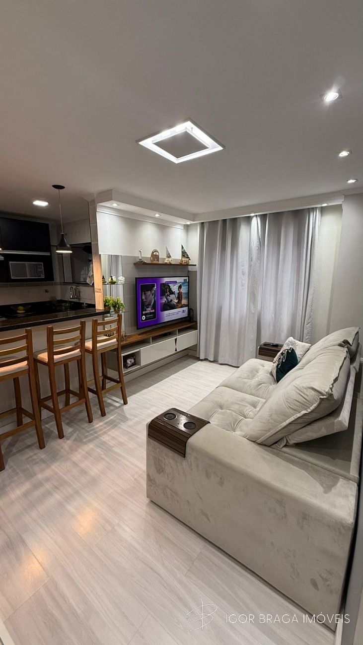 EXCELENTE APARTAMENTO, FINO ACABAMENTO E À 450M DO MAR