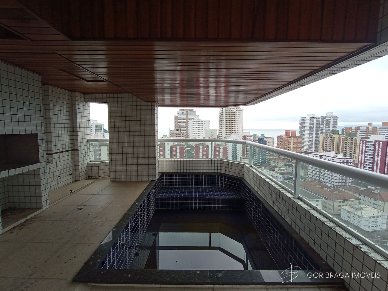 BELÍSSIMO APARTAMENTO, À 650m DO MAR E LAZER COMPLETO