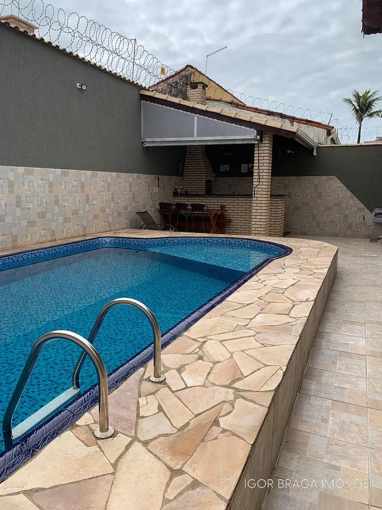 BELÍSSIMA CASA, AMPLA, FINO ACABAMENTO E À 100M DO MAR