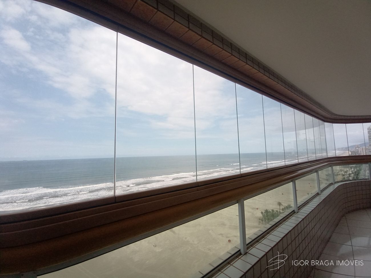 BELÍSSIMO APARTAMENTO, AMPLO, ACABAMENTO FINO, E VISTA PARA MAR