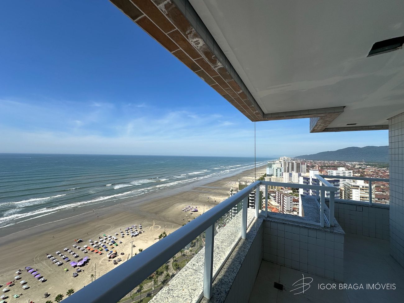 BELÍSSIMO APARTAMENTO, À 60m DO MAR E LAZER COMPLETO