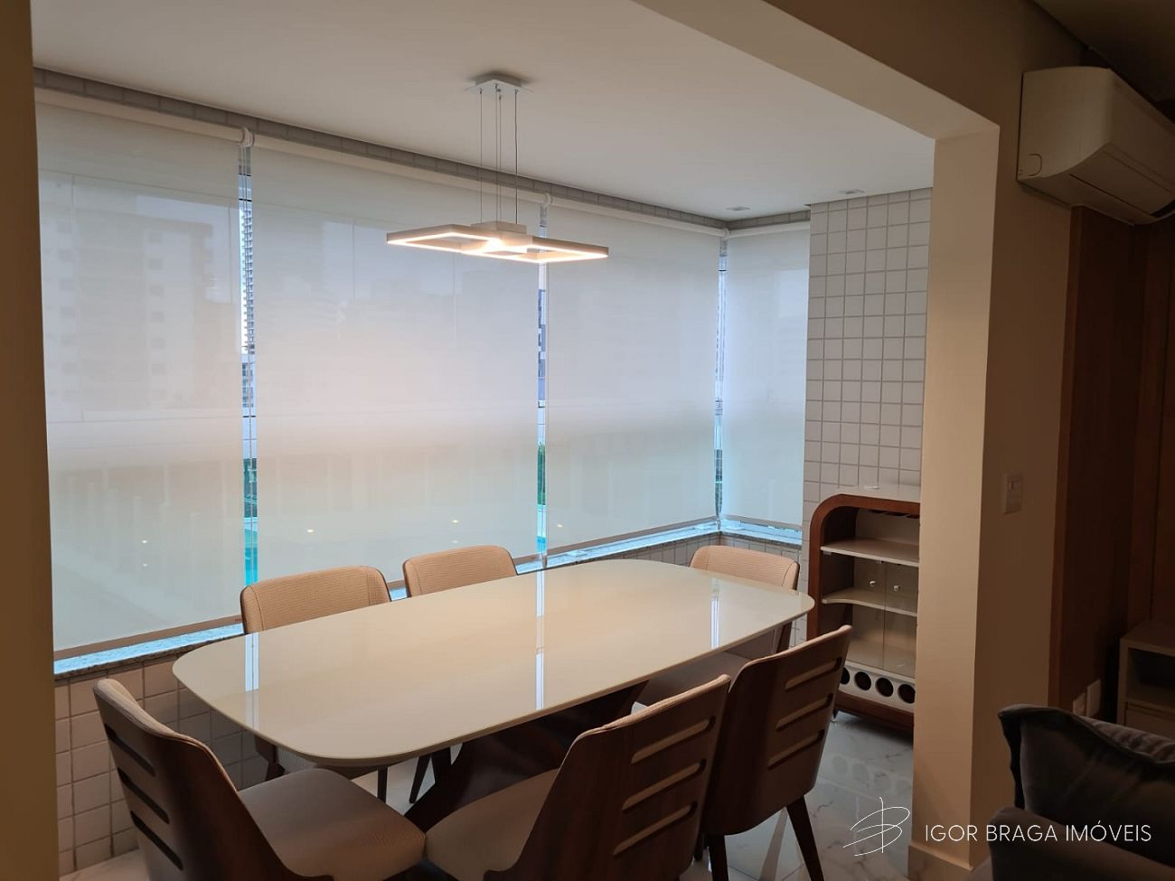 APARTAMENTO MOBILIADO, FINO ACABAMENTO.