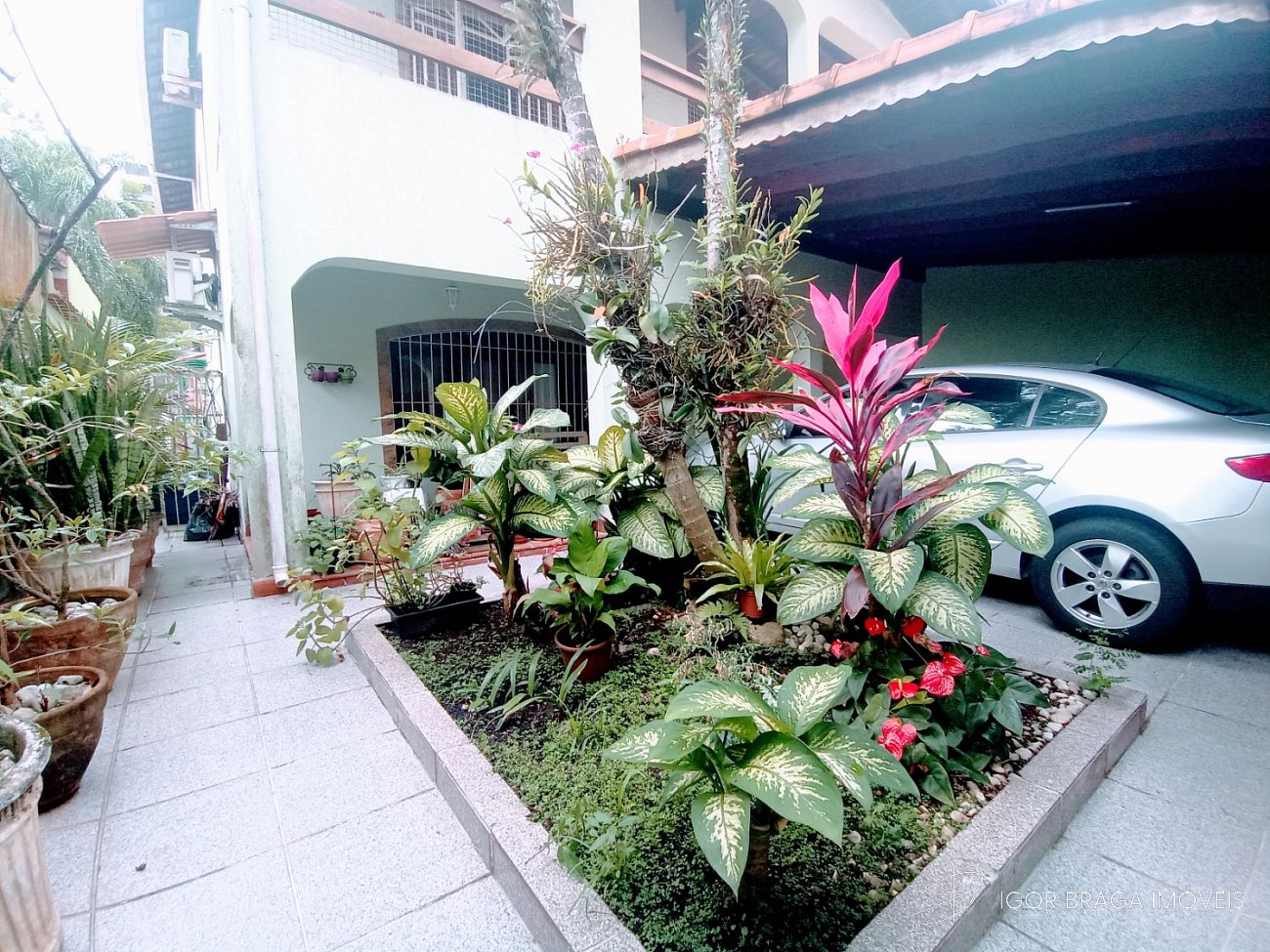 BELÍSSIMO SOBRADO, AMPLO E FINO ACABAMENTO