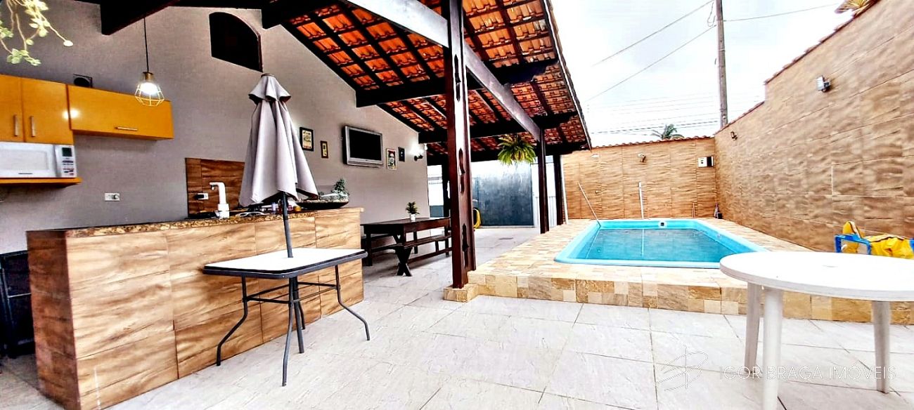 BELÍSSIMA CASA, AMPLA E FINO ACABAMENTO