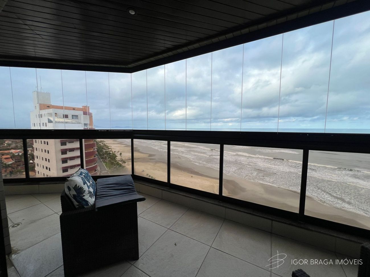 BELÍSSIMO APARTAMENTO, AMPLO, ACABAMENTO FINO E LAZER COMPLETO