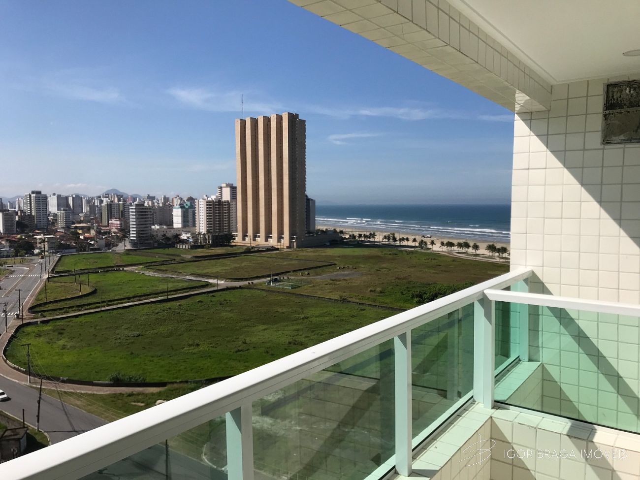 BELÍSSIMO APARTAMENTO, AMPLO, ACABAMENTO FINO E LAZER COMPLETO