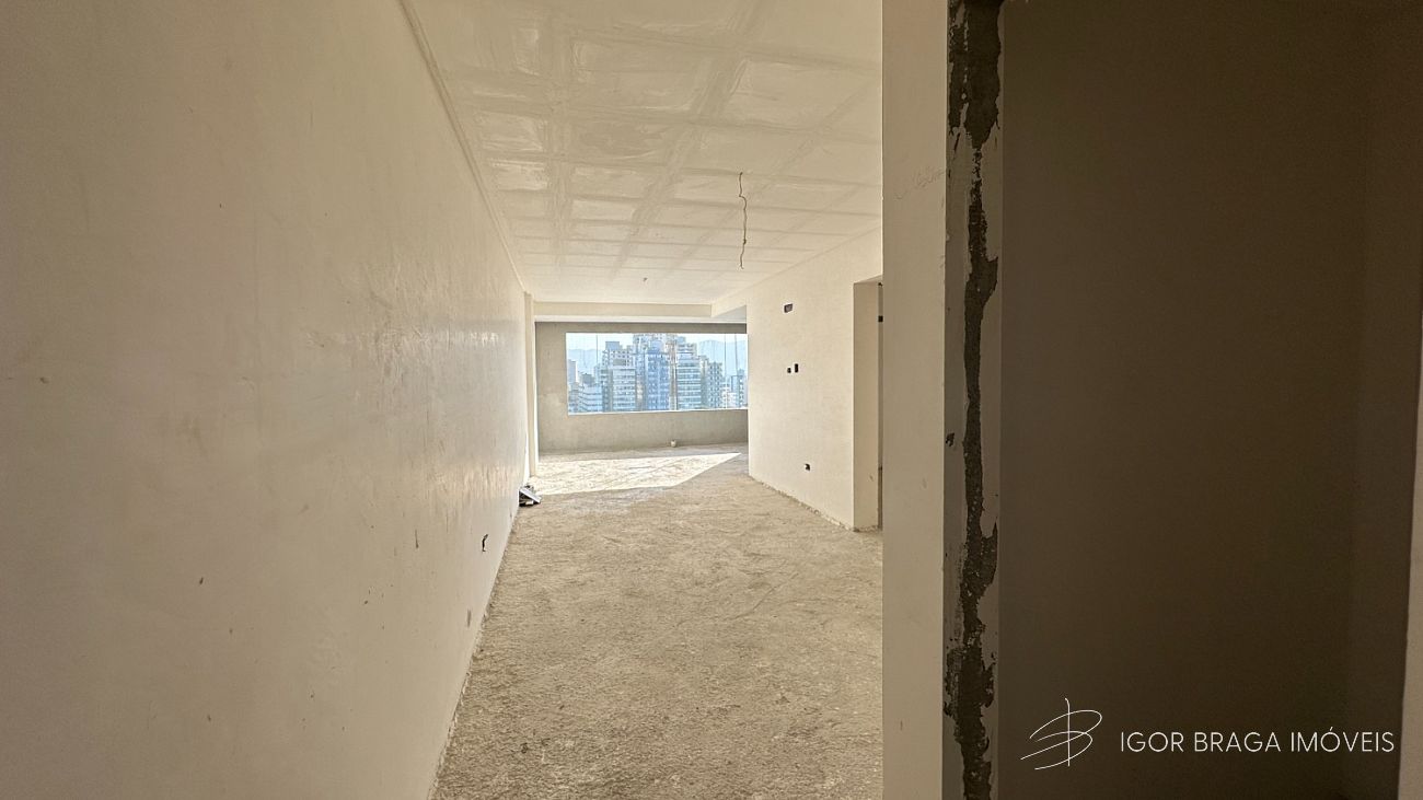 BELÍSSIMO APARTAMENTO, AMPLO, ACABAMENTO FINO E COM LOCALIZAÇÃO A PRIVILEGIADA