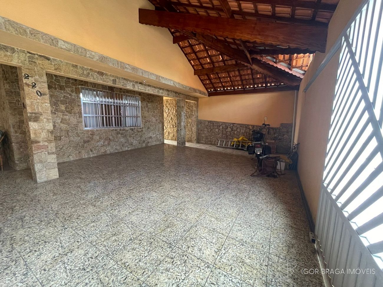 BELÍSSIMA CASA, AMPLA, ACABAMENTO FINO E LAZER