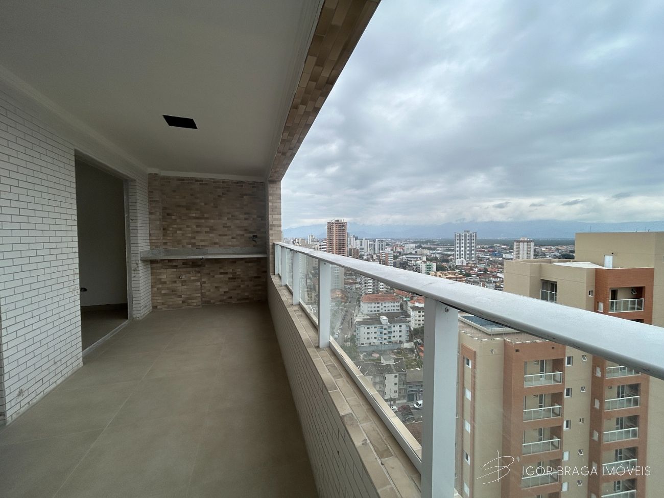 BELÍSSIMO APARTAMENTO, LAZER À 600m DO MAR