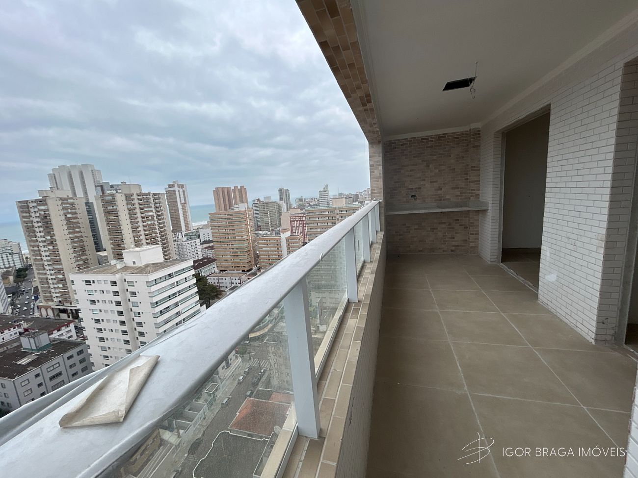 BELÍSSIMO APARTAMENTO, LAZER À 600m DO MAR