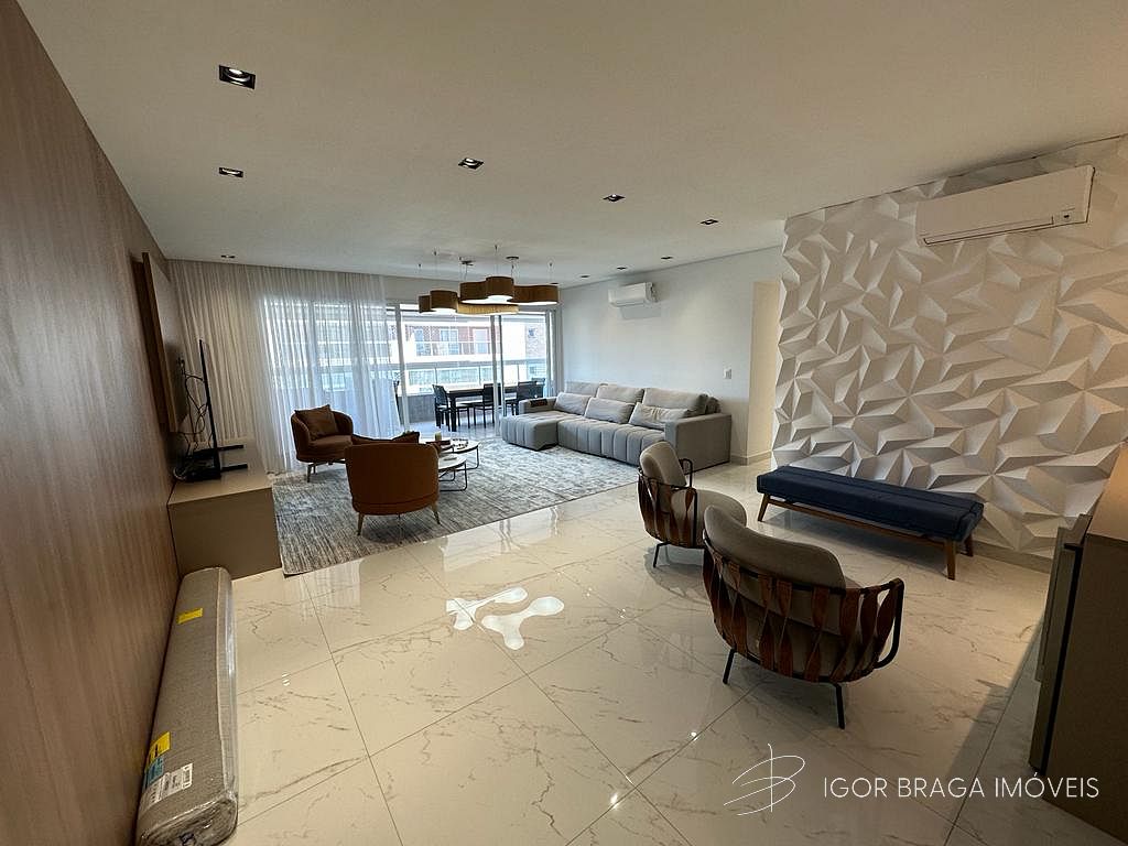 BELÍSSIMO APARTAMENTO, AMPLO, FINO ACABAMENTO À 300M DO MAR