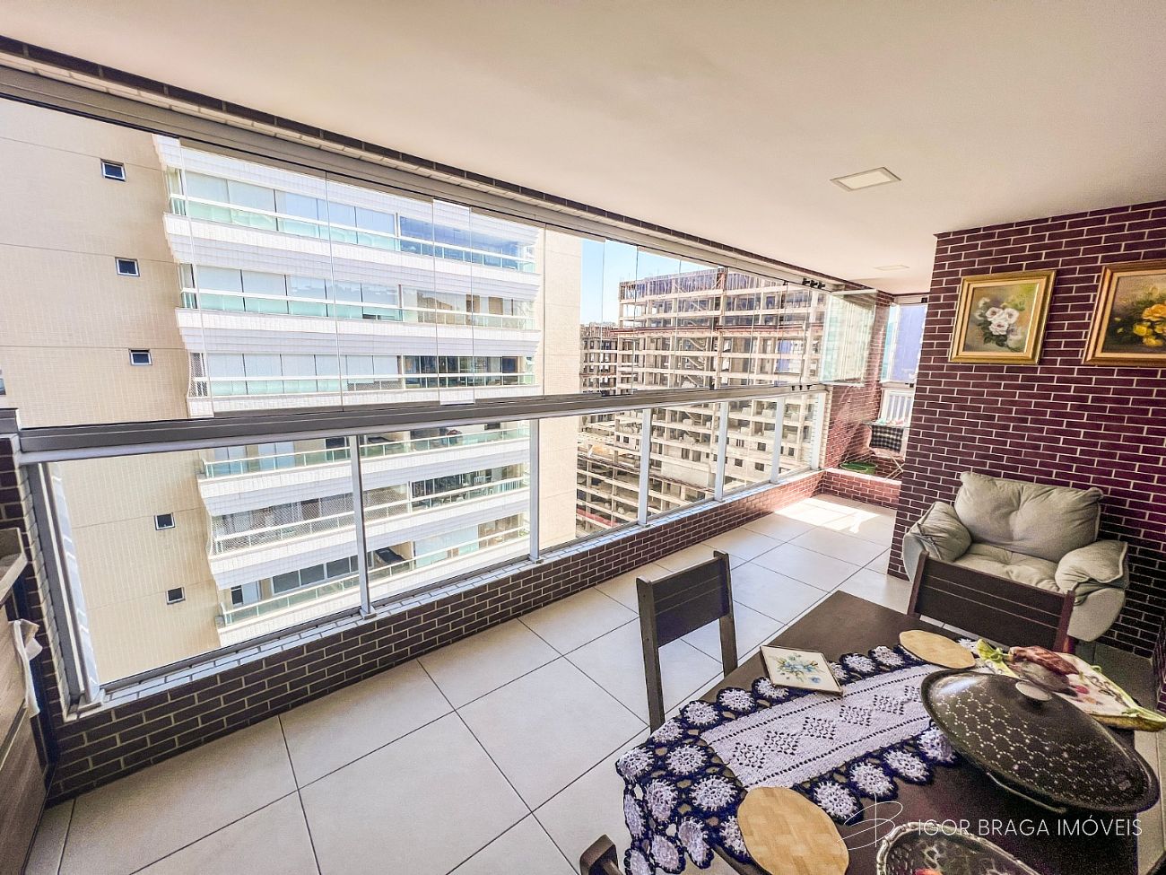 BELÍSSIMO APARTAMENTO, AMPLO, LAZER COMPLETO À 400M DO MAR