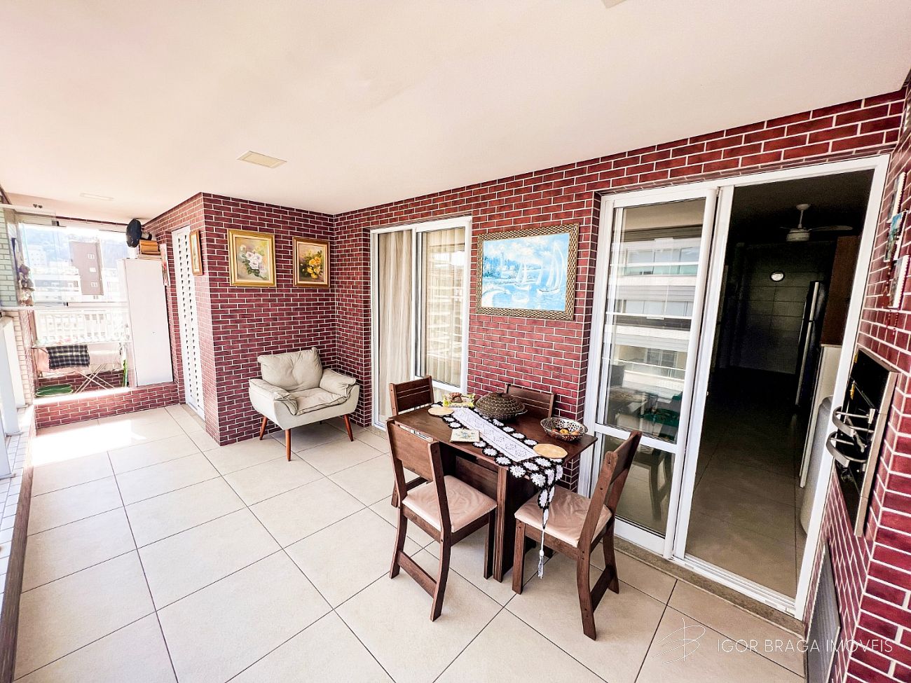 BELÍSSIMO APARTAMENTO, AMPLO, LAZER COMPLETO À 400M DO MAR