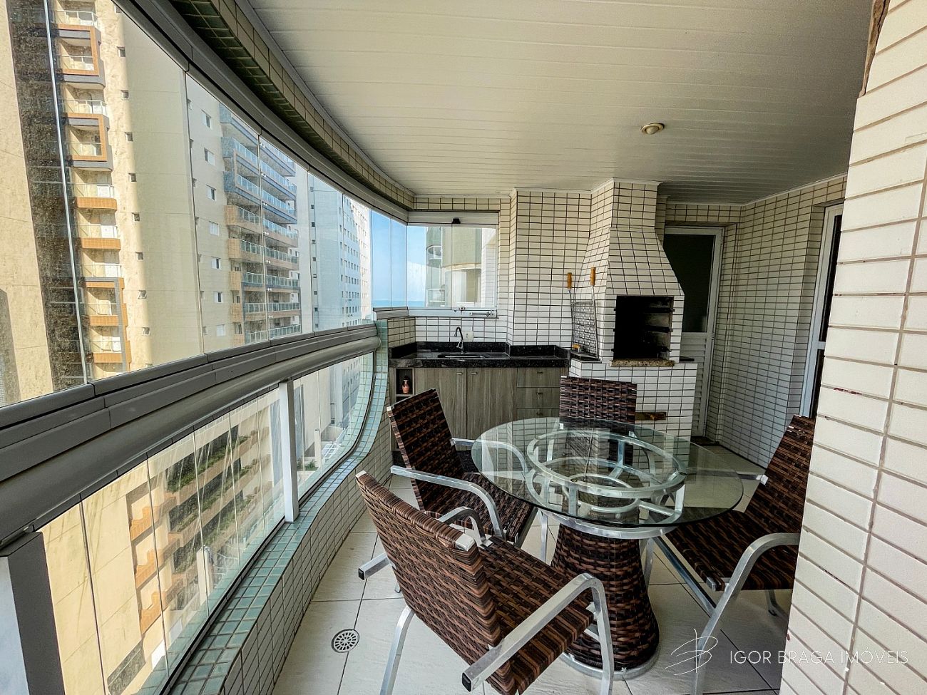 BELÍSSIMO APARTAMENTO, AMPLO, ACABAMENTO FINO E LAZER COMPLETO