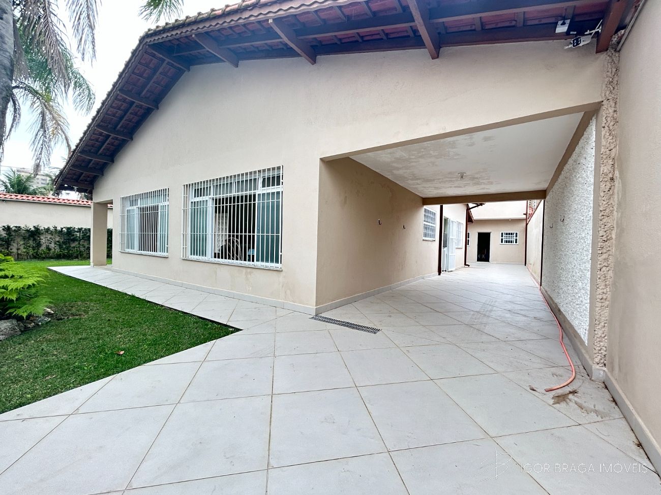 BELISSÍMA CASA, AMPLA E FINO ACABAMENTO