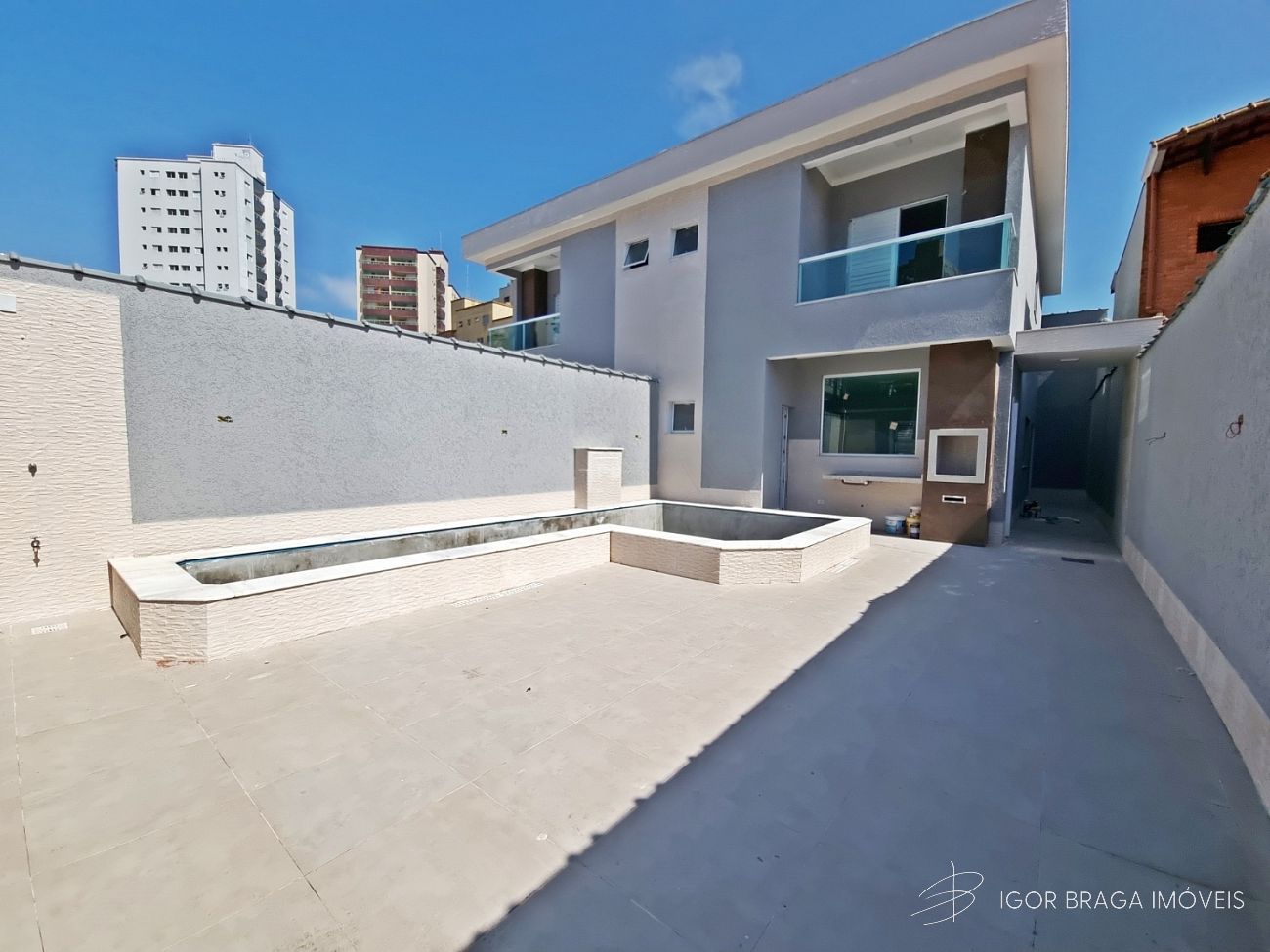 INCRÍVEL SOBRADO COM PISCINA