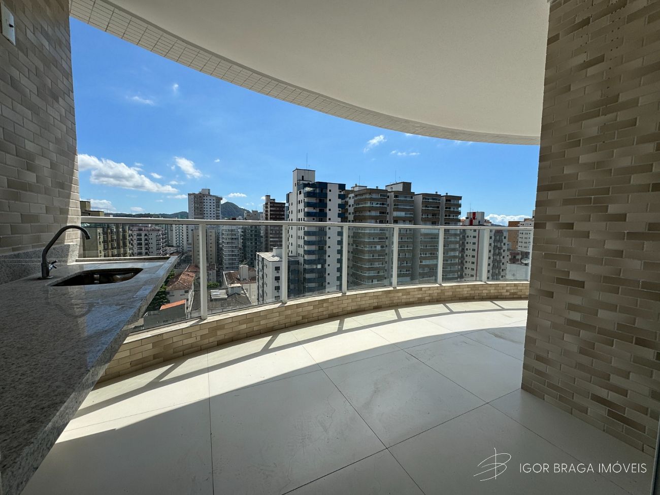 BELÍSSIMO APARTAMENTO, AMPLO, ACABAMENTO FINO E LAZER COMPLETO