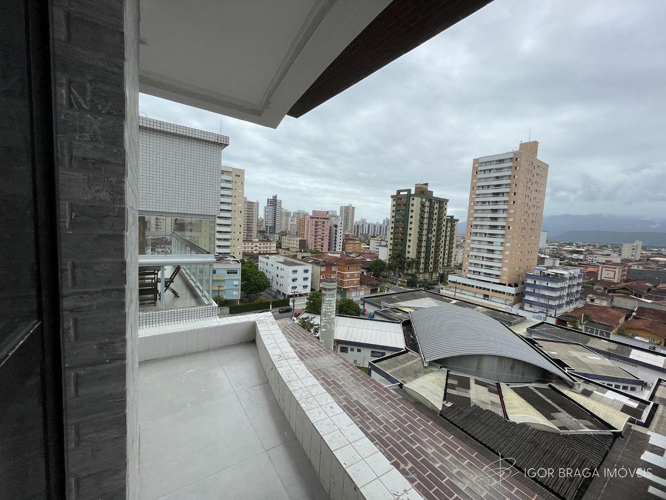 BELÍSSIMO APARTAMENTO, AMPLO E FINO ACABAMENTO