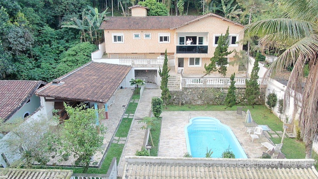 BELISSÍMA CASA INTEGRADA COM A NATUREZA