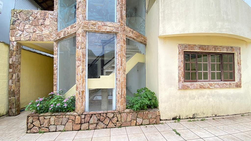 BELÍSSIMA CASA, AMPLA E ACABAMENTO FINO E COM ÁREA DE LAZER