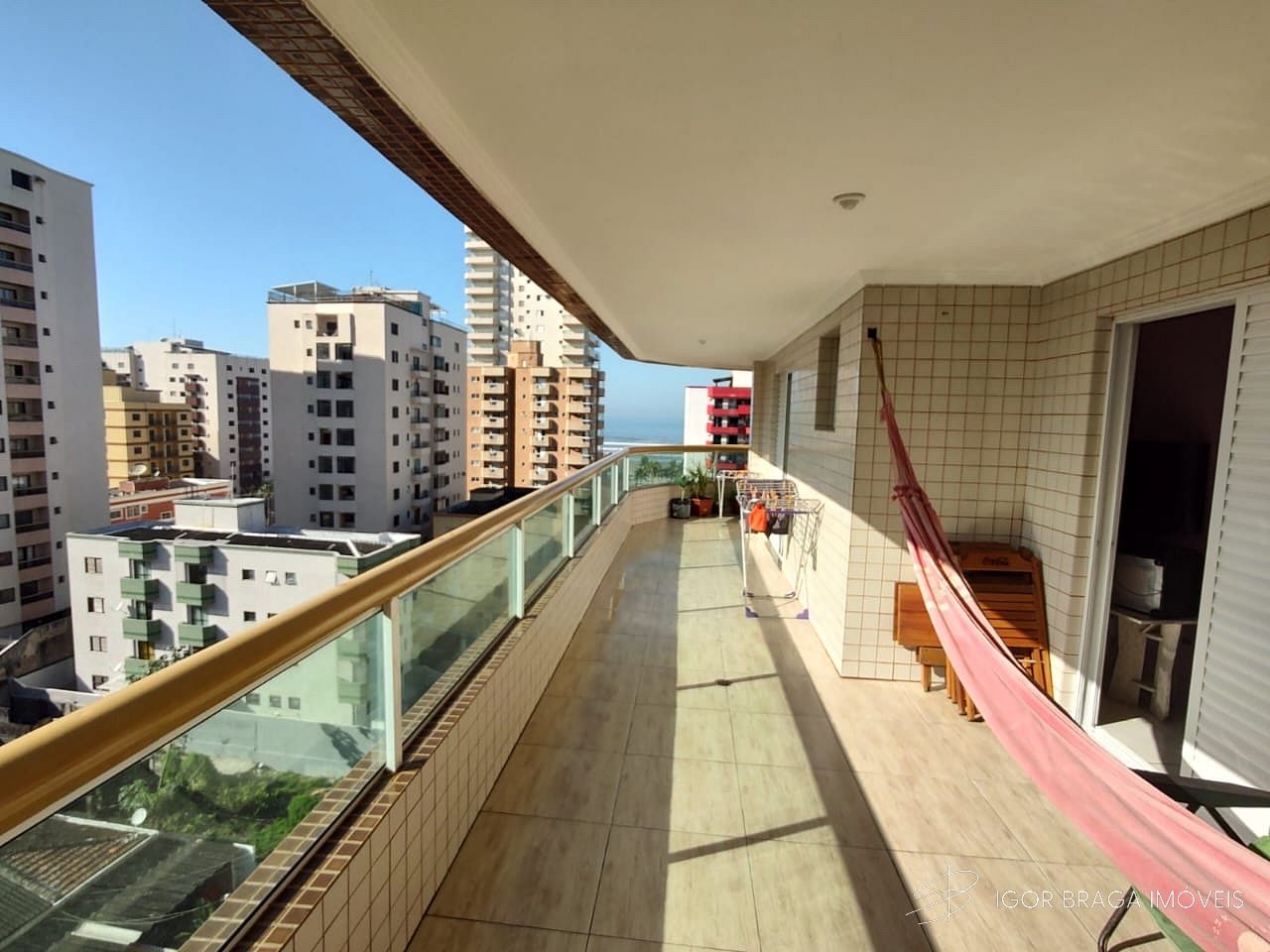 EXCELENTE APARTAMENTO 200 METROS DO MAR