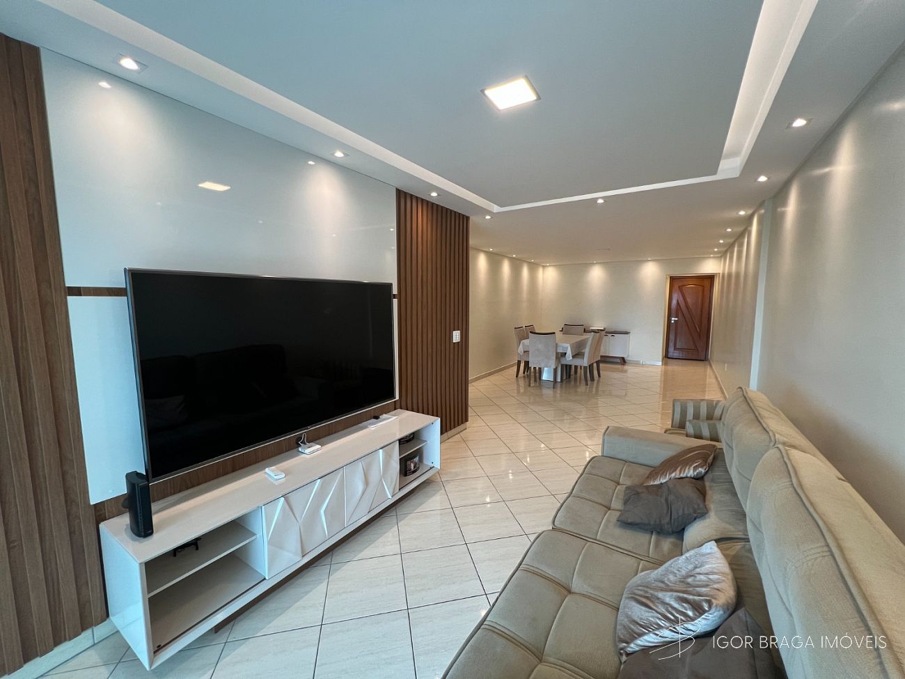 EXCELENTE APARTAMENTO, FINO ACABAMENTO À 70M DO MAR