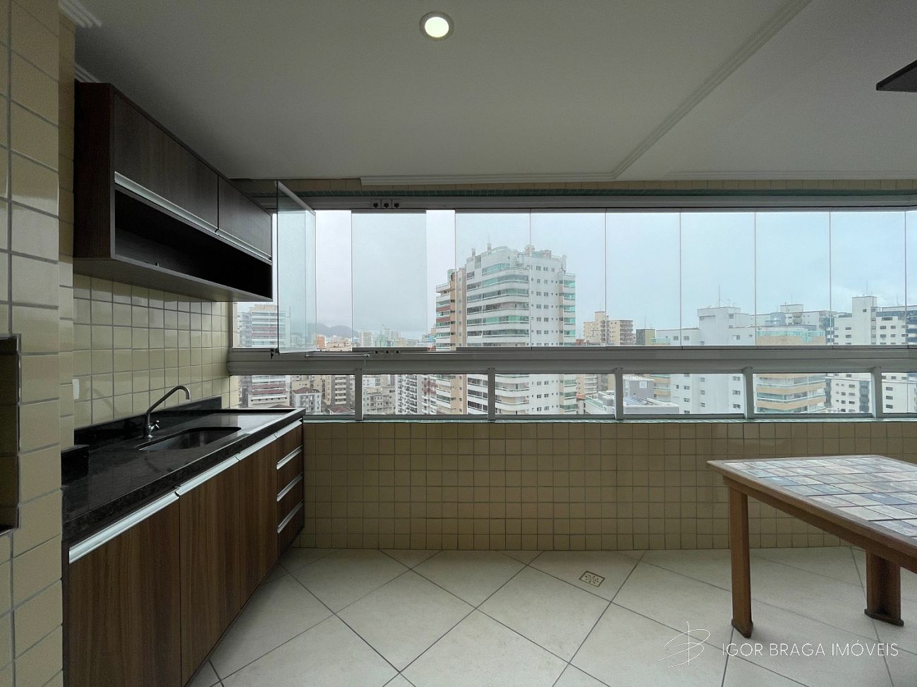 EXCELENTE APARTAMENTO AMPLO, VISTA MAR E LAZER COMPLETO