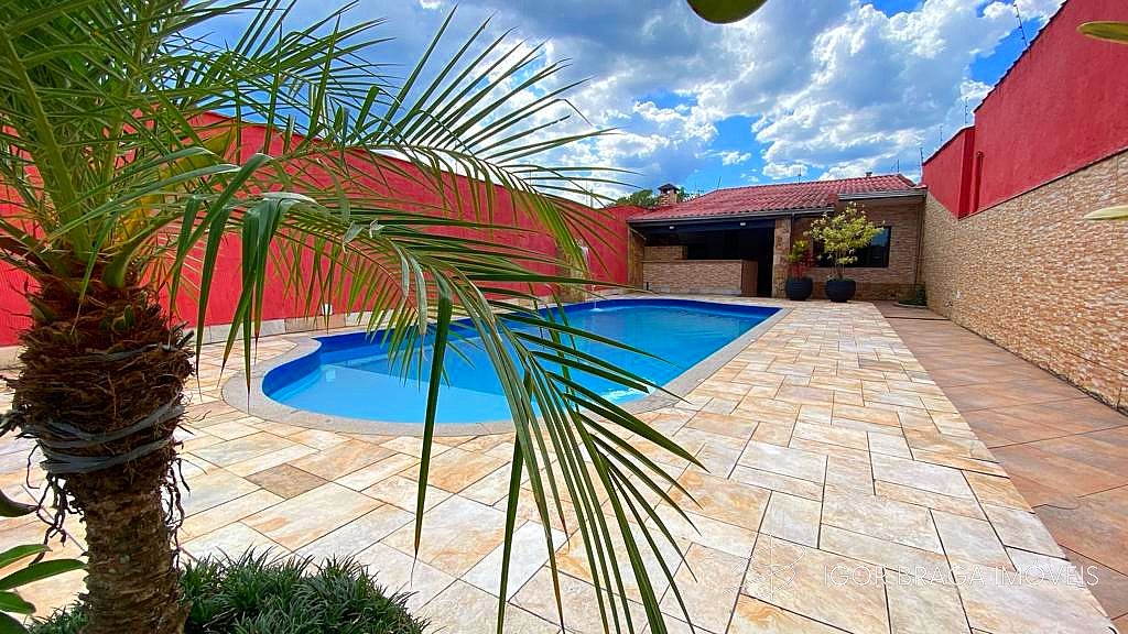 BELÍSSIMA CASA, AMPLA E À 250M DO MAR