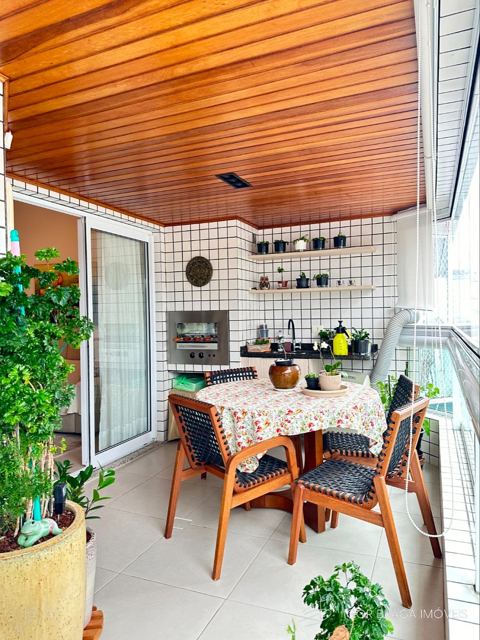 BELÍSSIMO APARTAMENTO AMPLO, ACABAMENTO FINO E LAZER COMPLETO