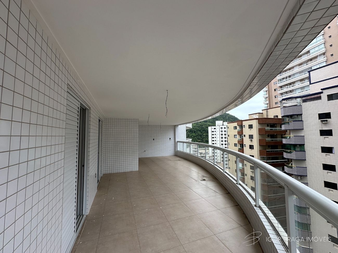 EXCELENTE APARTAMENTO, AMPLO E LAZER COMPETO