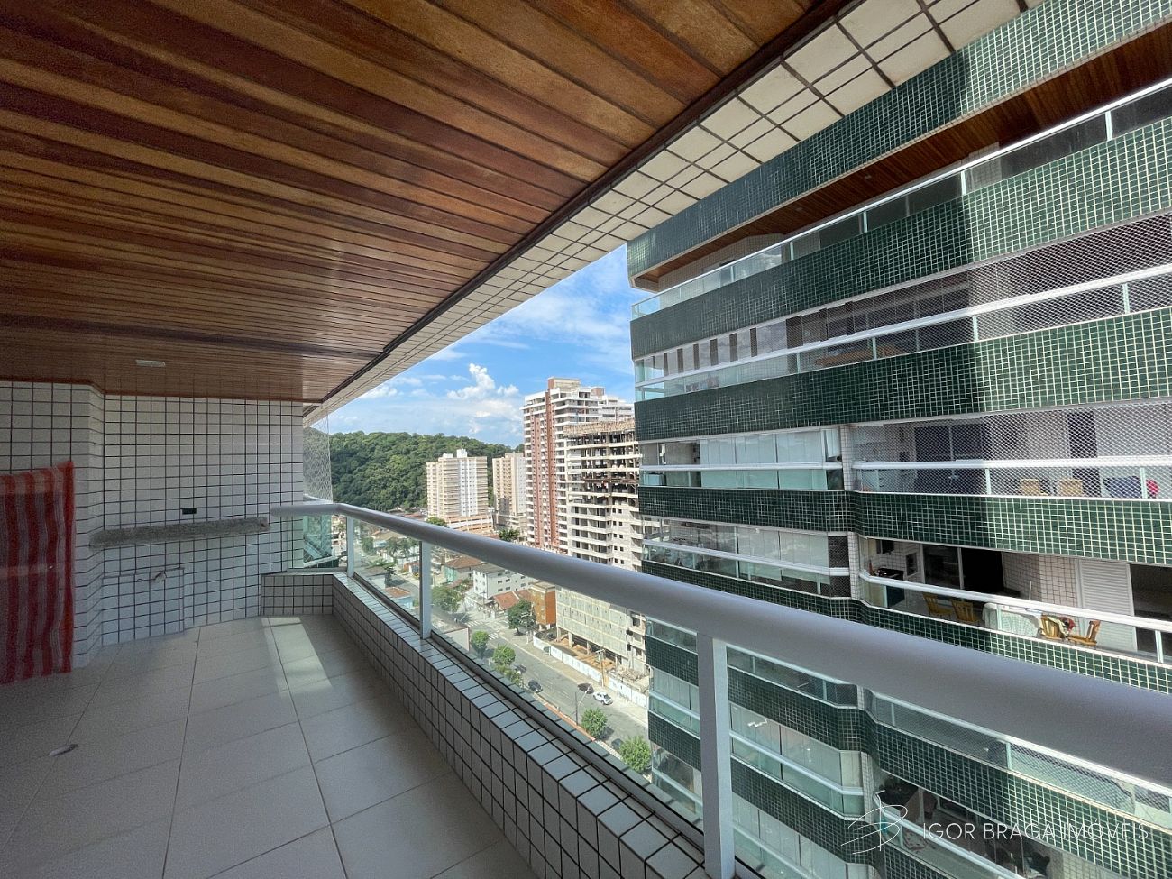 BELÍSSIMO APARTAMENTO, À 650m DO MAR E LAZER COMPLETO