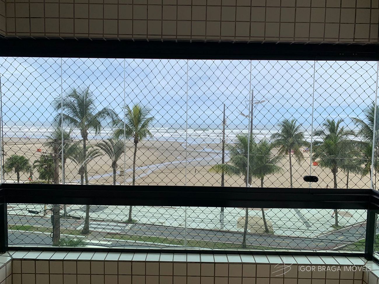 EXCELENTE APARTAMENTO AMPLO E ÓTIMA LOCALIZAÇÃO