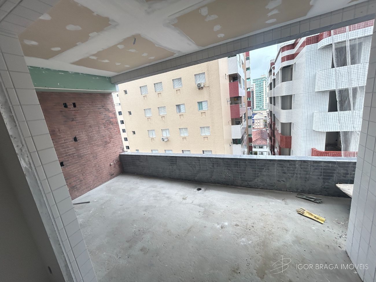 EXCELENTE APARTAMENTO AMPLO, ACABAMENTO FINO E LAZER COMPLETO