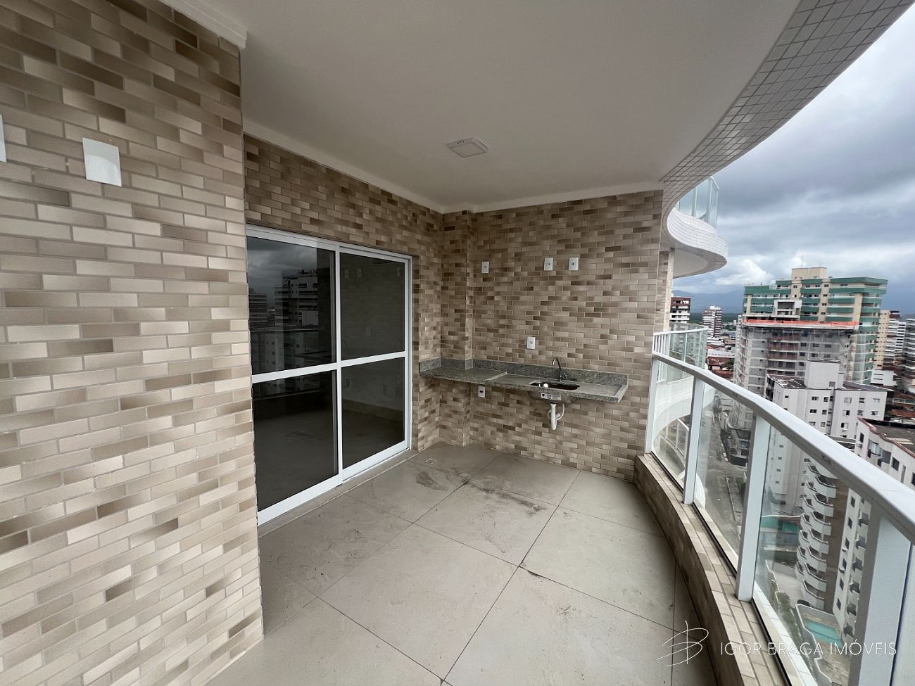 EXCELENTE APARTAMENTO, À 100m DO MAR E LAZER COMPLETO