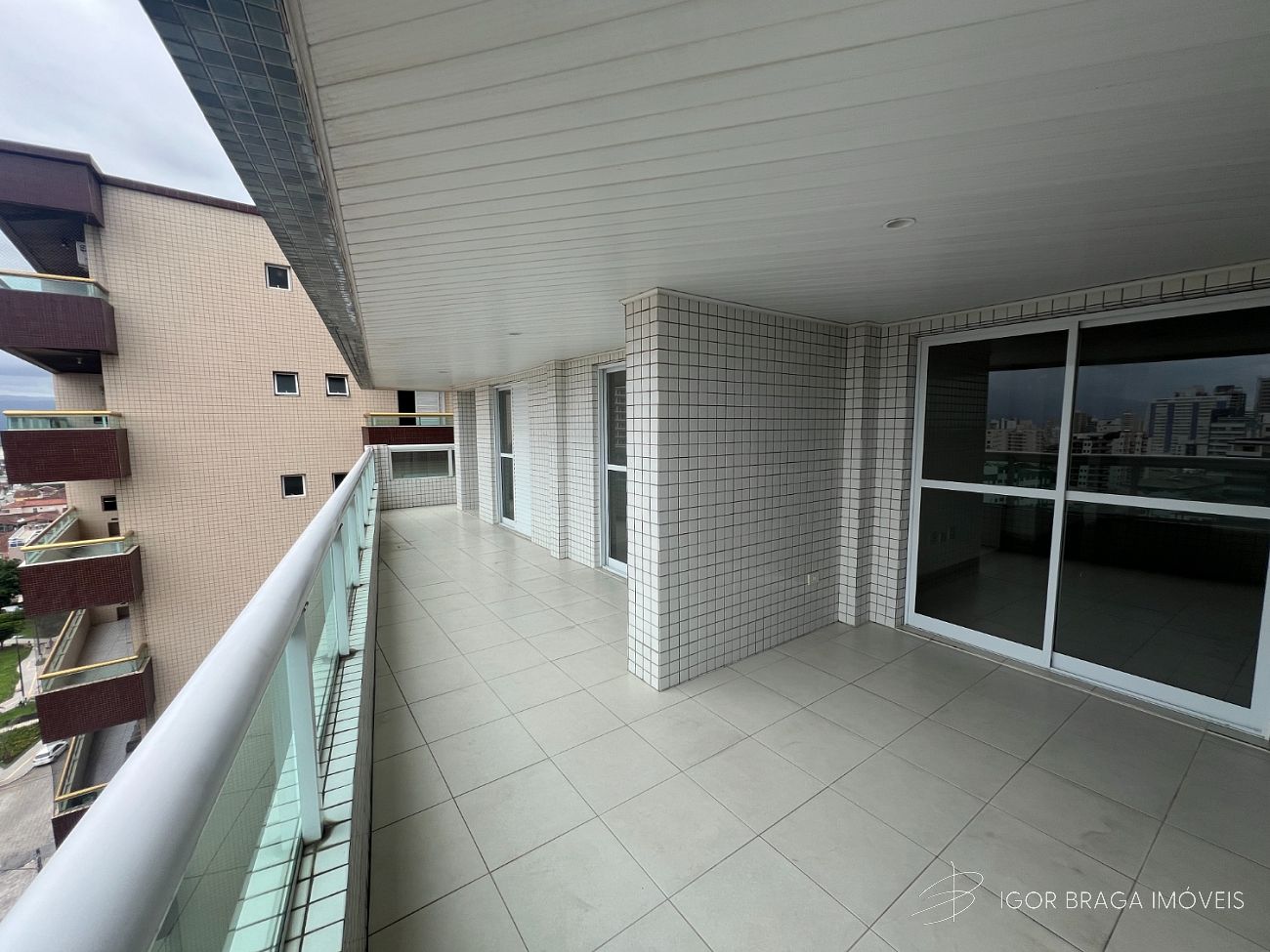 BELÍSSIMO APARTAMENTO AMPLO, ACABAMENTO FINO E LAZER COMPLETO