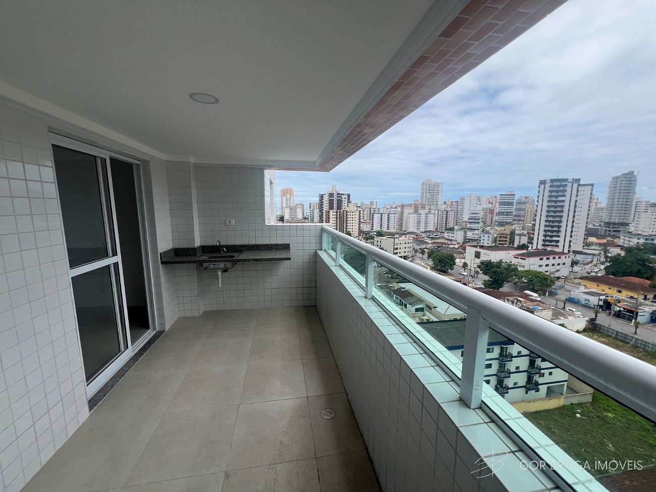 EXCELENTE APARTAMENTO, AMPLO, ACABAMENTO FINO E LAZER COMPLETO