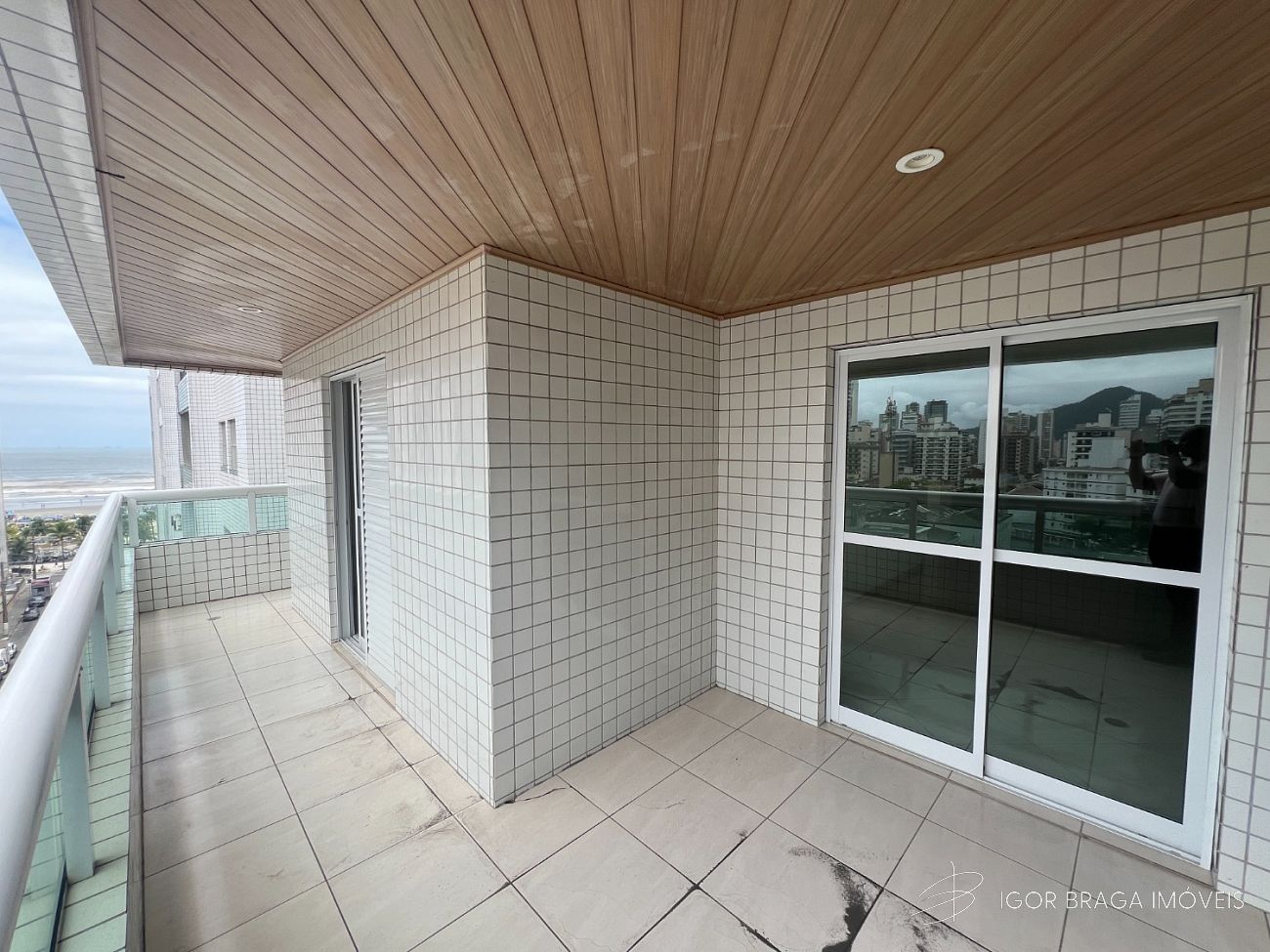 EXCELENTE APARTAMENTO AMPLO, FINO ACABAMENTO À 150 METROS DO MAR