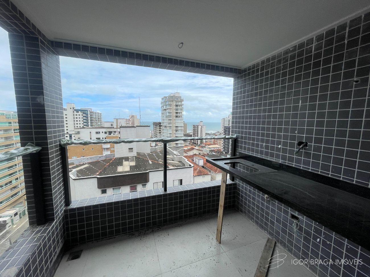 EXCELENTE APARTAMENTO, À 350M DO MAR E LAZER COMPLETO