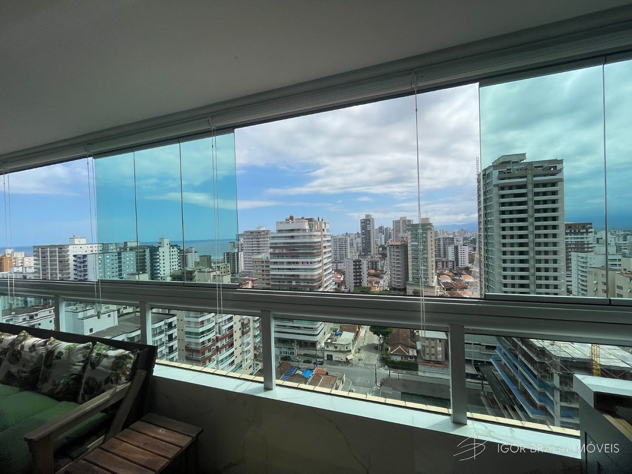 BELÍSSIMO APARTAMENTO AMPLO, ACABAMENTO FINO E LAZER COMPLETO