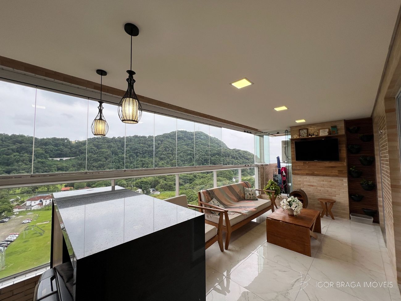 BELÍSSIMO APARTAMENTO, AMPLO, LAZER COMPLETO À 400M DO MAR